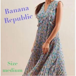 New Banana Republic Blue/green multi flora. V-neck. Size Medium